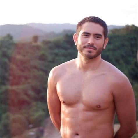 Gerald Anderson serves hotness in topless photos .